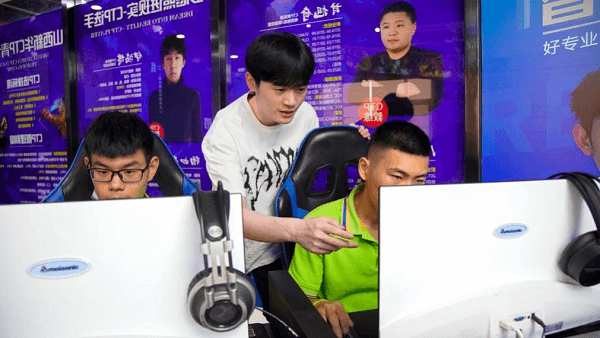 传递向上力量！新华电脑学校《老师来了》7月继续开讲！