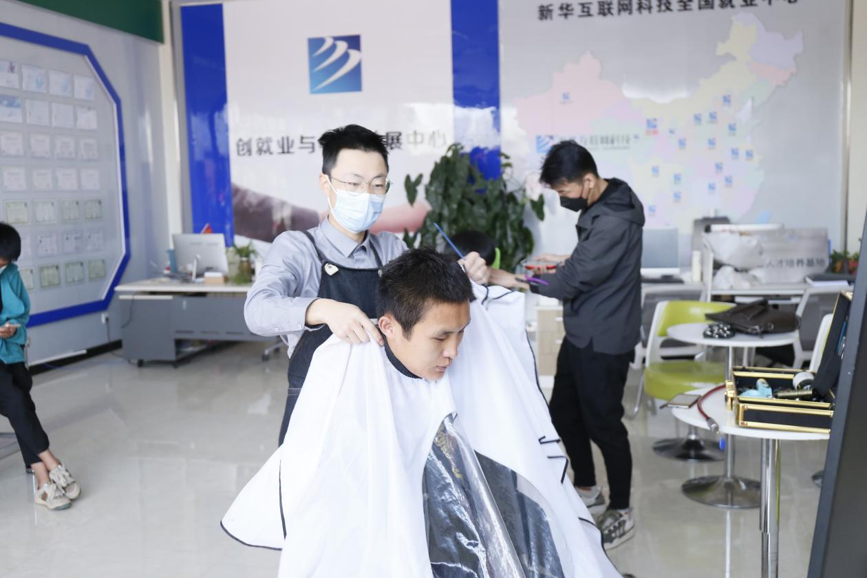 理发师进校园，解决学生“头”等大事