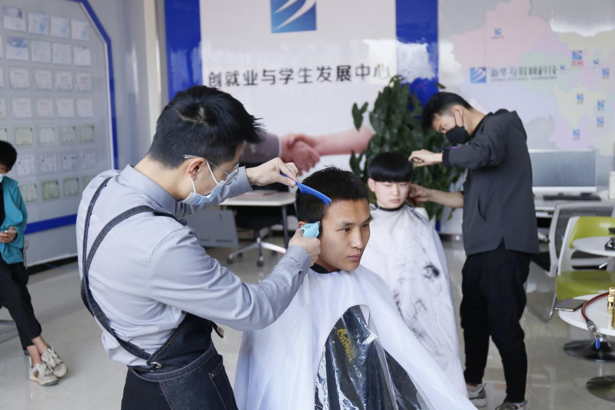 理发师进校园，解决学生“头”等大事