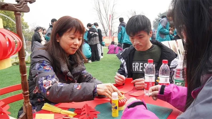 新华电脑教育春季开学热 | 非遗进校园，国潮范十足！